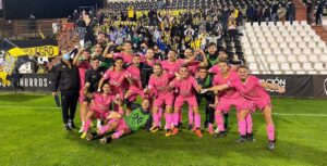 Los jugadores del San Roque felices por el triunfo posan delante de los aficionados leperos desplazados a Mérida. / Foto: @SanRoqueLepe.