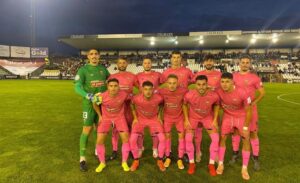 Formación del San Roque en Mérida, que es muy probable sea la misma en el partido de este domingo ante Las Palmas Atlético. / Foto: @SanRoqueLepe.