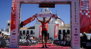 Francisco Pérez, con un tiempo de 4 horas, 44 minutos y 25 segundos, el primero en llegar a El Rocío. / Foto: Finidi Blanco.