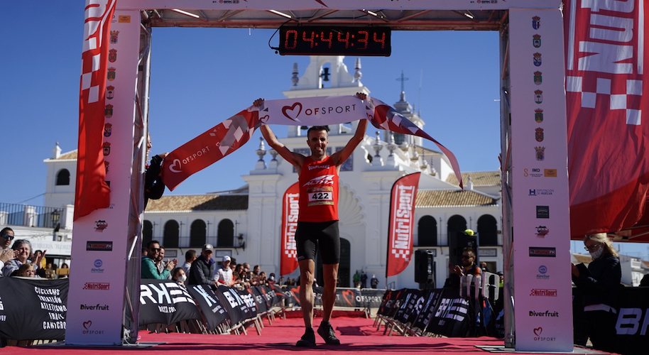 Francisco Pérez, con un tiempo de 4 horas, 44 minutos y 25 segundos, el primero en llegar a El Rocío. / Foto: Finidi Blanco.