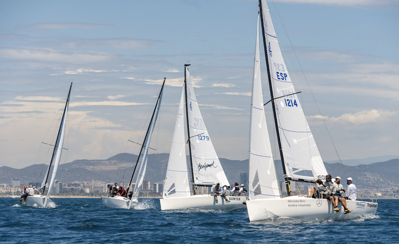 El 'Autolica-Tropicfeel-Kahaway' liderando la flota de J70 en aguas barcelonesas. / Foto: Óscar Torrades/Torveophoto (archivo).