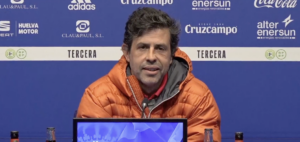 Alberto Gallego, entrenador del Decano, durante la rueda de prensa de este viernes. / Foto: Captura imagen Recreativo de Huelva.