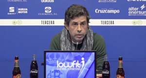 Alberto Gallego, entrenador del Decano, durante la rueda de prensa de este viernes. / Foto: Captura imagen Recreativo de Huelva.