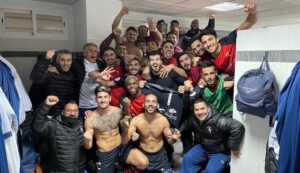 Jugadores y técnicos del Ayamonte celebran el trabajado triunfo obtenido en Jerez de la Frontera este miércoles. / Foto: @ayamonte_cf.