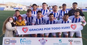 Antes del partido los jugadores del Bollullos rindieron un homenaje a Kuiki, su entrenador hasta hace tres jornadas, que lo tuvo que dejar por motivos de trabajo. / Foto: @bollulloscf1933.