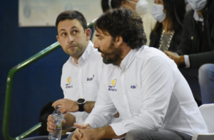 Pedro Vadillo, junto a su ayudante durante el partido del sábado pasado, último en 2021. / Foto: CB Huelva La Luz.