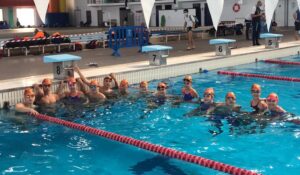 Representantes del Club Natación Huelva, calentando den la piscina gaditana. / Foto: @CNHUELVA.