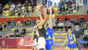 Michael Crane, nuevo jugador del Huelva Comercio, durante un partido en las filas del CB Cartagena. / Foto: Antonio Gil / AGM / La Verdad.