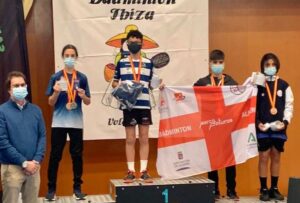 El joven David Carvajal, en lo más alto del podio en el Campeonato de España ‘Se busca campeón’ de bádminton.