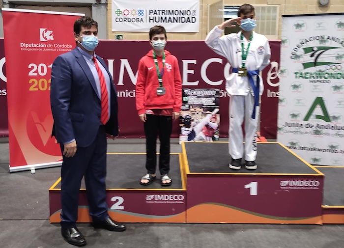 Leonel González, en lo más alto del podio tras ganar el oro en el Open Internacional de Andalucía de Taekwondo.