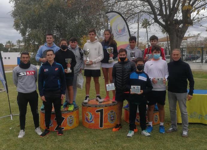 Los ganadores del Máster Final del Campeonato de Huelva de Pádel de Menores disputado en Palos de la Frontera.