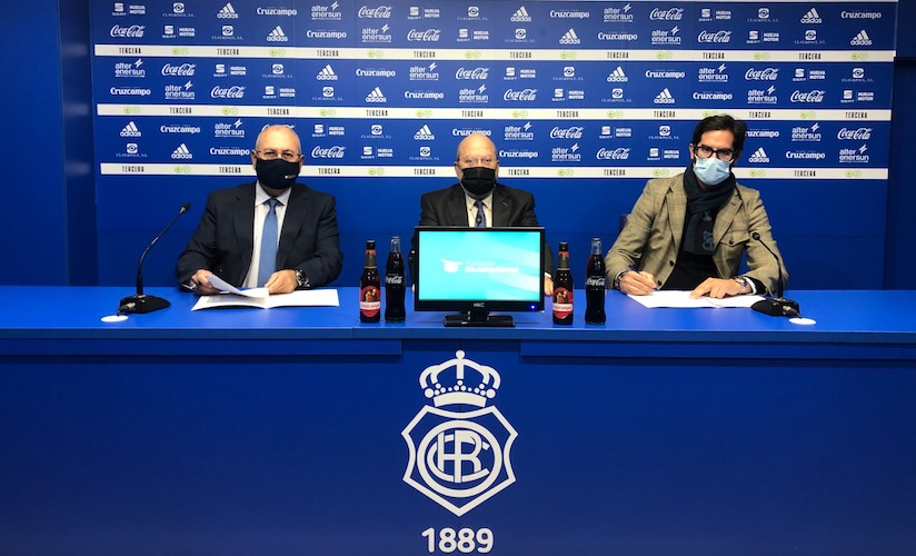 Un momento de la presentación del convenio de colaboración entre el Recreativo de Huelva y la Fundación Atlantic Copper. / Foto: @recreoficial.