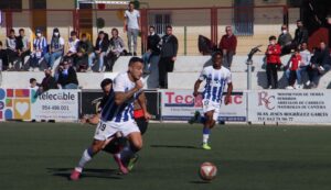 Tras el sufrido triunfo ante el Cabecense, el Recre quiere cerrar el año con una nueva victoria, en este caso frente al Tomares. / Foto: @recreoficial / @recre_org.