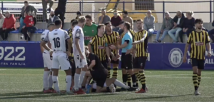 Momento de la expulsión de Iván Robles al cuarto de hora del segundo tiempo del Vélez-San Roque. / Foto: Captura imagen Footers.