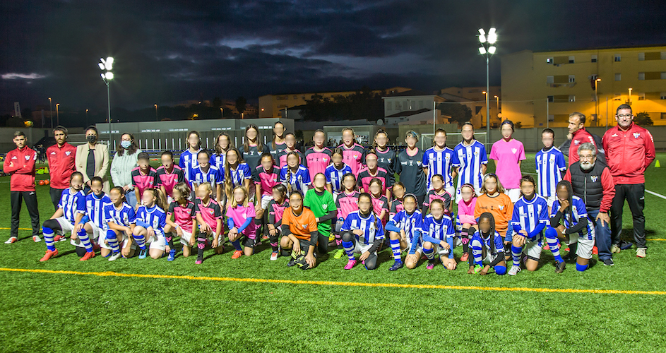 Natividad Moya, directora de Sostenibilidad e Innovación de la empresa, acompañada por Manuela Romero, presidenta del Club, visitó los entrenamientos en las instalaciones deportivas de Pérez Cubillas.