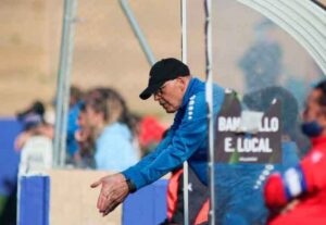 Antonio Toledo, entrenador del Sporting, tiene claro que su equipo debería llevar más de seis puntos en la tabla. / Foto: www.lfp.es.