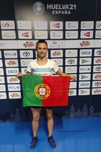 Telma Santos, con la bandera de Portugal tras el triunfo logrado. / Foto: @BadmintonESP.