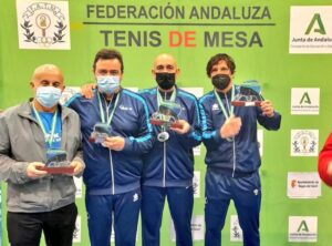 Componentes del Club Tecnik 87 que han brillado en el Campeonato de Andalucía de Veteranos de Tenis de mesa en Vegas del Genil (Granada).