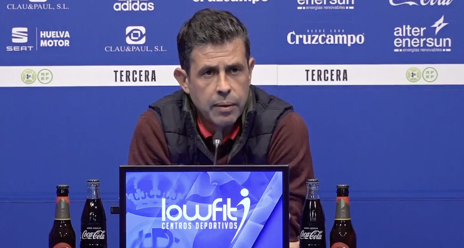 Alberto Gallego, entrenador del Recre, durante la rueda de prensa de este martes. / Foto: Captura imagen Recreativo de Huelva.