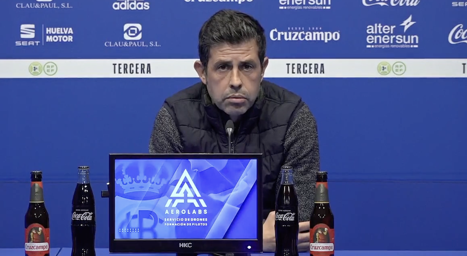 Alberto Gallego, entrenador del Recre, durante la rueda de prensa previa al partido ante el Atlético Antoniano. / Foto: Captura imagen Recreativo de Huelva.