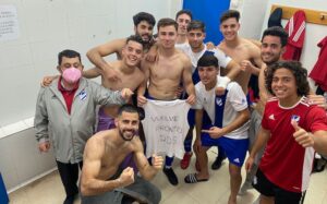 Alegría de los jugadores del filial del Recre tras ganar su partido al Torreblanca. / Foto: @futbolbaserecre.