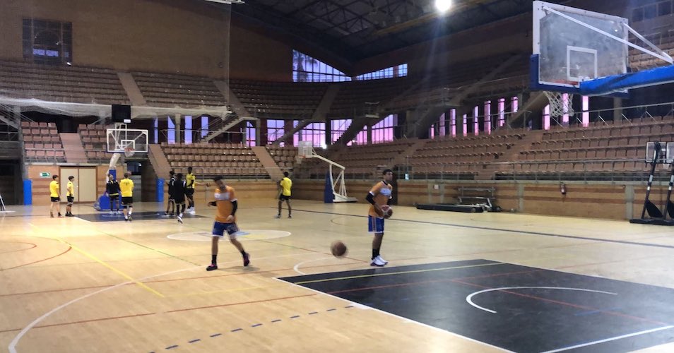 Momentos previos al partido que el Huelva Comercio perdió en Badajoz. / Foto: @CDB_EBenitez.