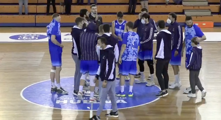 Los jugadores del Ciudad de Huelva, en el centro de la cancha, tras ganar al Cimbis este sábado. / Foto: Captura imagen Teleonuba.