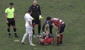 José Díaz no pudo acabar el partido y se fue lesionado. / Foto: Captura imagen Canalcosta.