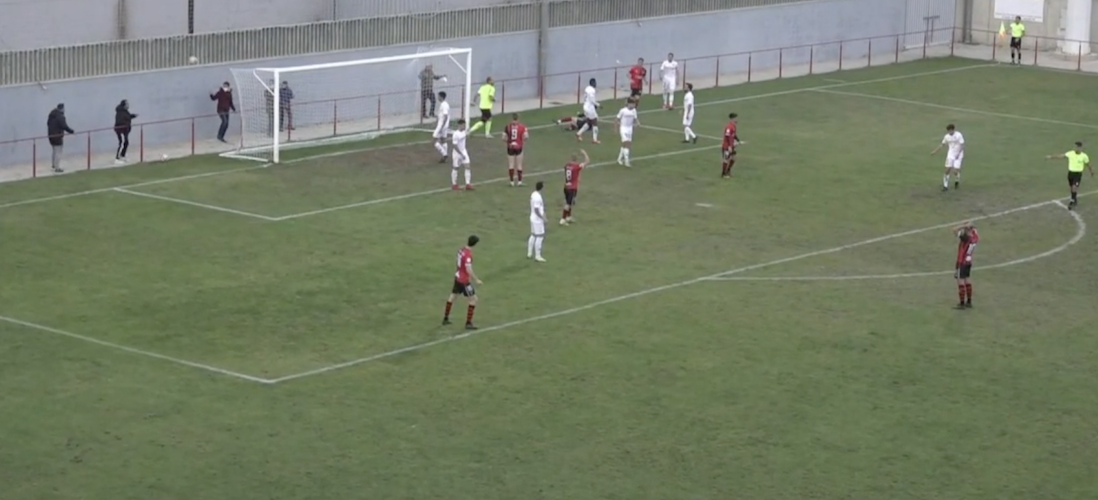 Por ocasiones y llegadas el Cartaya se hizo acreedor como mínimo a ese empate que al final logró. / Foto: Captura imagen Canalcosta.