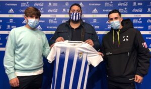 El pivote Javi Sánchez, del Moguer, y el delantero Yerai, del Atlético Cruceño, junto al director deportivo del Recre, Dani Alejo. / Foto: @futbolbaserecre.