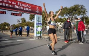 Laura García-Caro entrando en la meta como segunda clasificada. / Foto: @atletismoRFEA.