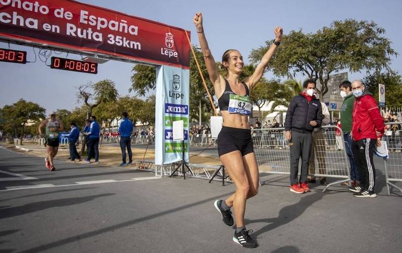 Laura García-Caro entrando en la meta como segunda clasificada. / Foto: @atletismoRFEA.