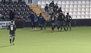 Los jugadores del Recre celebran el gol de Juan Delgado en el minuto 90. / Foto: Captura imagen adceuta.webdirecto.com.