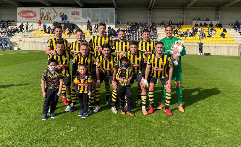 Formación inicial del San Roque que volvía a la Liga 35 días después de su último compromiso. / Foto: Kiko Vázquez.