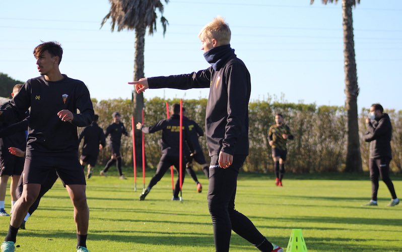 Algunos jugadores del San Roque durante el último entrenamiento de la semana. / Foto: @SanRoqueLepe.