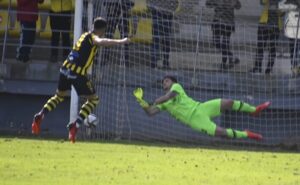 Momento de una jugada clave en el partido, el penalti parado por Víctor Aznar a a Nané. / Foto: @Cadiz_CFCantera.