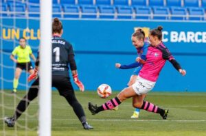 Martens y Chelsea, dos de las protagonistas del partido de este miércoles en Barcelona. / Foto: www.lfp.es.