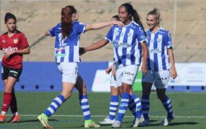 Mayra Ramírez, autora de los dos goles del Sporting ante el Valencia, es felicitada por sus compañeras. / Foto: www.lfp.es.