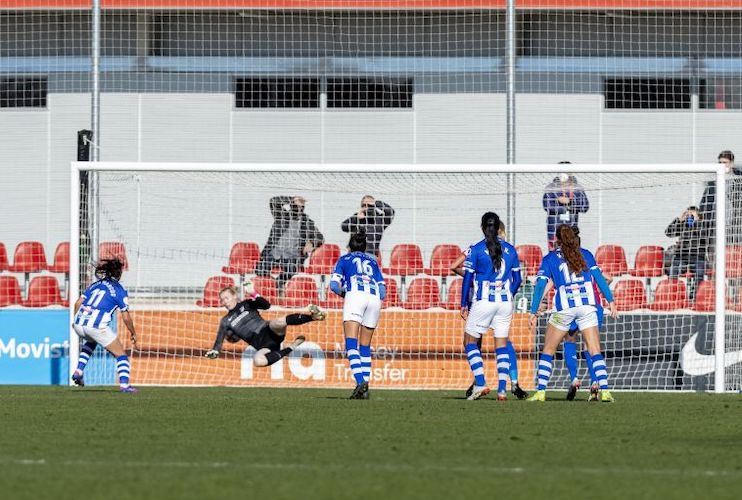 Momento en el que Anita Marcos, de penalti, colocaba el 0-1 en el marcador. / Foto: www.lfp.es.