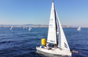 El 'Tropicfeel-Autolica-Kahahay' del onubense Ricardo Terrades, montando primero en la boya de barlovento de la última manga del Campeonato. / Foto: Óscar Torrades / torveo.es.