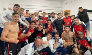 Los jugadores del Ayamonte celebran al final del partido, ya en el vestuario, el triunfo obtenido ante la PD Rociera. / Foto: @ayamonte_cf.