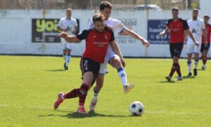 Tras los últimos resultados, el Ayamonte quiere reaccionar ganando este domingo al Alcalá. / Foto: @arcoscf.