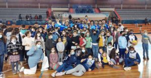 Los jugadores del Ciudad de Huelva, junto a los componentes de los equipos de base, celebran el triunfo. / Foto: @CiudadDeHuelva.