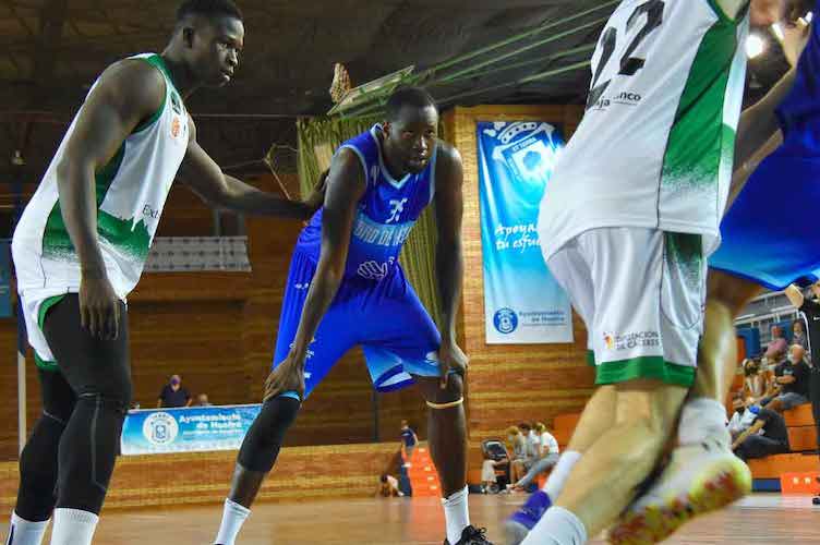 El Ciudad de Huelva ganó en San Fernando con un triple de Pape Sow sobre la bocina. / Foto: CB Huelva La Luz.