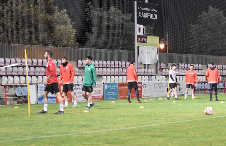 El Cartaya, preparado para dar batalla y ganar su partido ante el SC Puente Genil pese a las ausencias. / Foto: @AD_Cartaya.