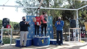 Miriam Barrera y Santiago Muros en el podio tras ganar el XXIII Cross 'Pinares de Isla Cristina'.