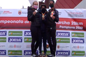 Laura García-Caro en el podio -izquierda-, junto a María Pérez, campeona, y Lidia Sánchez-Puebla, tercera. / Foto: @atletismoRFEA.