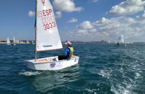 El regatista del CDNPU Sergio Mancera manda de manera provisional en el 48º Trofeo Internacional de Vilamoura de vela.