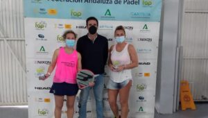 Una de las parejas ganadoras en el estreno del Circuito Andaluz de Veteranos 2022 en Huelva.