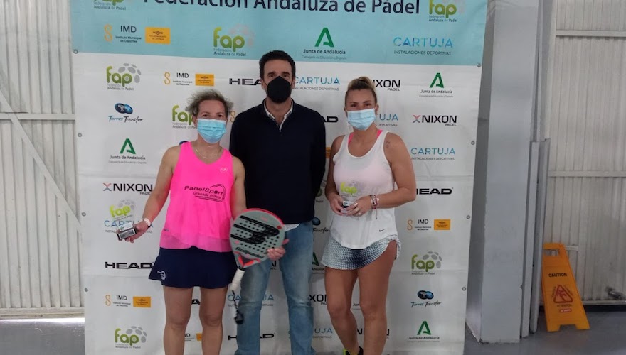 Una de las parejas ganadoras en el estreno del Circuito Andaluz de Veteranos 2022 en Huelva.